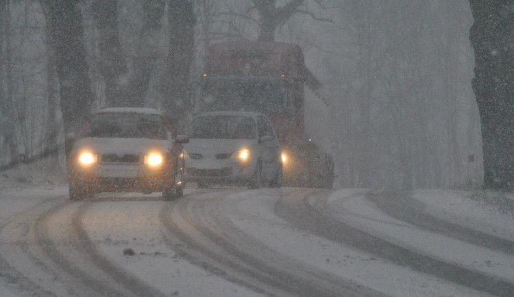 Silnice na jihu Čech pokryl sníh. U Vydří havaroval autobus, v Kubově Huti se srazilo auto s vlakem