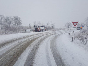 Ženu na Prachaticku zachytil traktor s pluhem. Na místě zemřela
