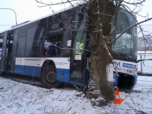 Ženu na Prachaticku zachytil traktor s pluhem. Na místě zemřela
