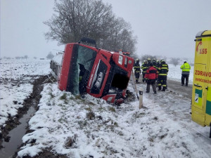 Ženu na Prachaticku zachytil traktor s pluhem. Na místě zemřela