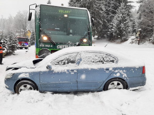 Ženu na Prachaticku zachytil traktor s pluhem. Na místě zemřela