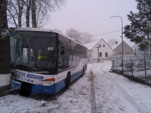 Ženu na Prachaticku zachytil traktor s pluhem. Na místě zemřela