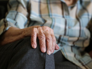 Podvodník vylákal ze seniorky tisíce korun. Vydával se za revizního technika