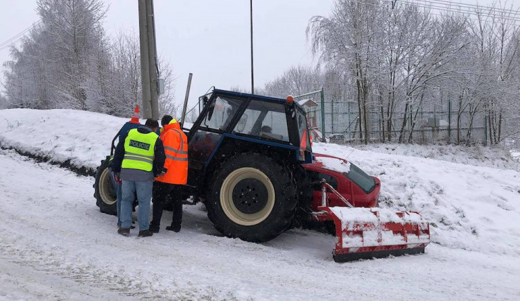 Ženu na Prachaticku zachytil traktor s pluhem. Na místě zemřela