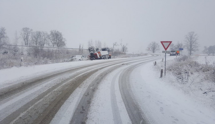 Hasiči odklízeli od rána desítky popadaných stromů. Silnice na jihu Čech jsou sjízdné s opatrností
