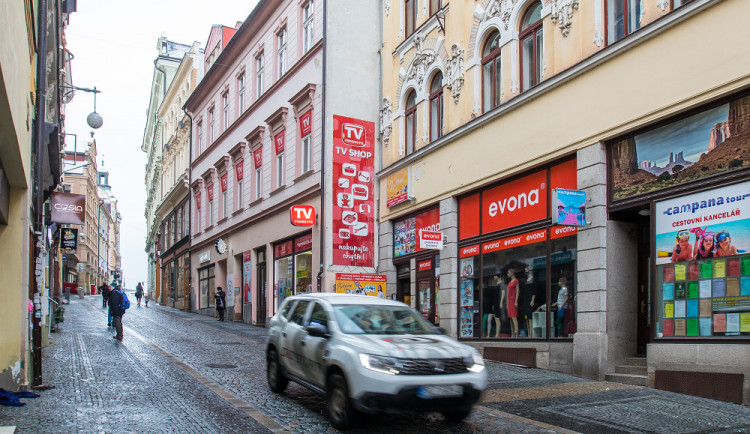 Centrum utápějící se v reklamách. Z Liberce by mohl začít mizet vizuální smog