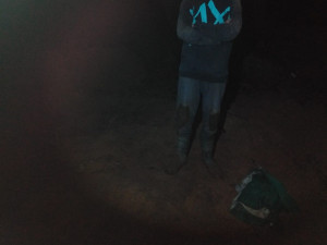 VIDEO: Policisté chytili u Nesměně kopáče vltavínů. S jejich dopadením pomohli psi