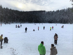 I v sobotu se lidé klouzali na Čertově jezeře. Padaly za to tučné pokuty