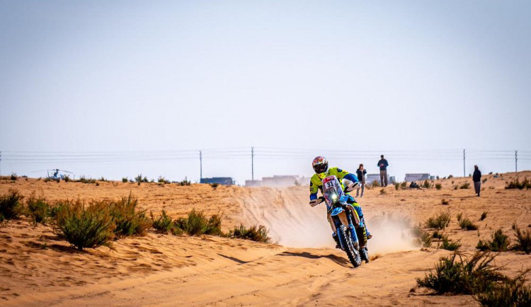 Michek dokončil maratonskou etapu dvanáctý. Berou mě za opravdového soupeře, říká o továrních jezdcích.