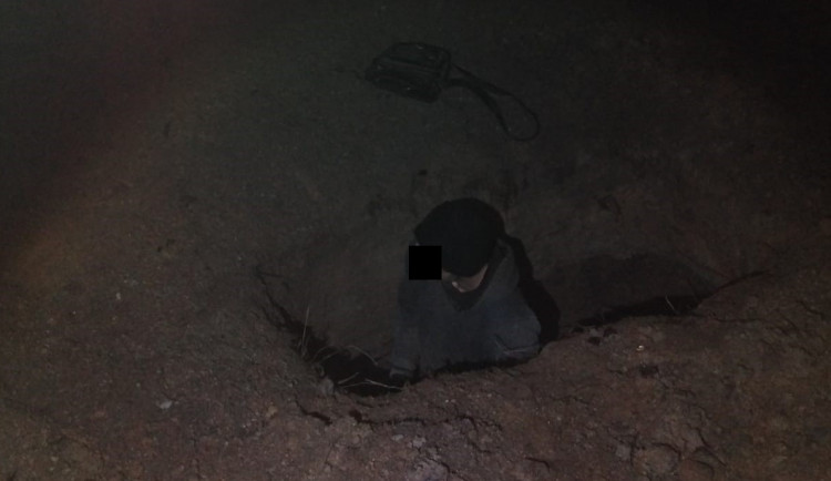 VIDEO: Policisté chytili u Nesměně kopáče vltavínů. S jejich dopadením pomohli psi