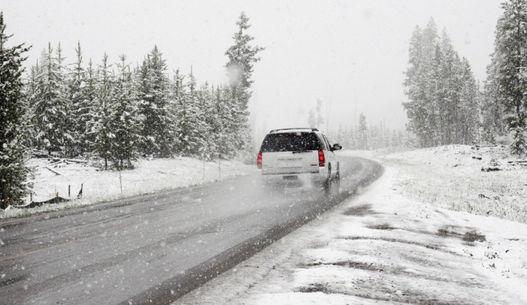 Meteorologové varovali před sněžením a náledím. Výstraha platí pro celý kraj
