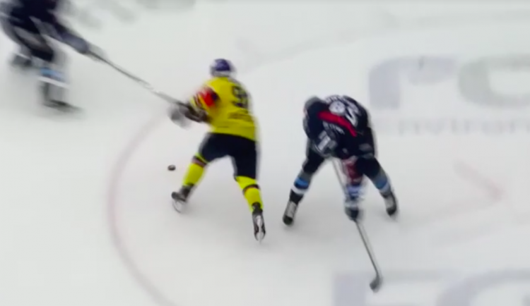 Hokejista Doležal přijde o deset procent ze základního měsíčního platu za nafilmovaný pád.