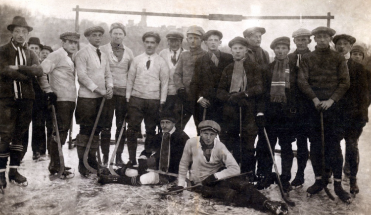Plný gumový míček a krátká hůl. Přesně před 108 lety se v Budějcích začal hrát hokej