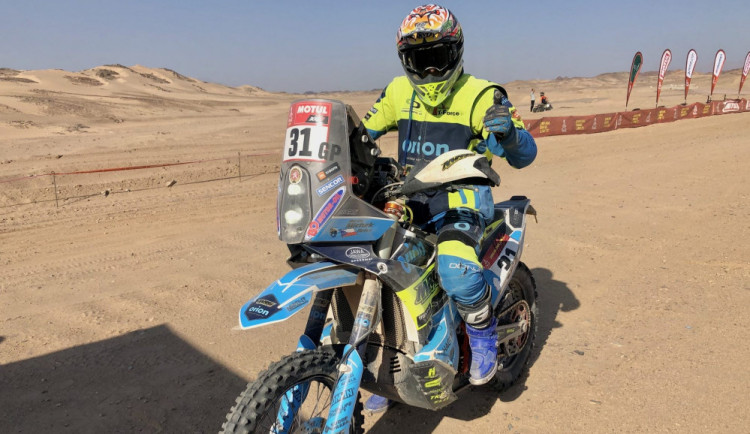 Další den na Dakaru. Michek se posunul na třinácté místo i přes bloudění a pád