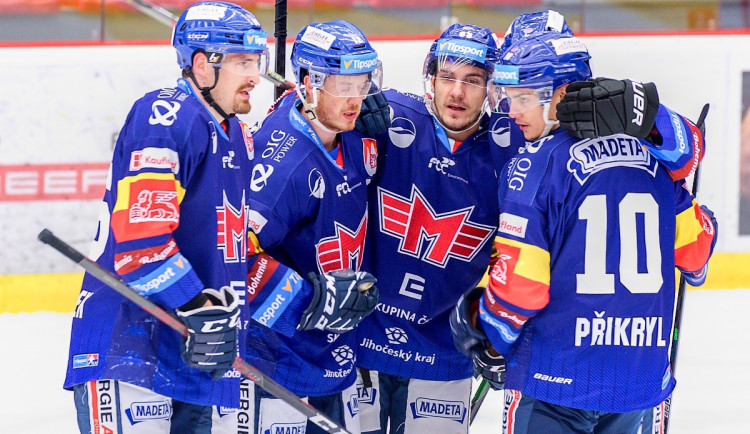 Radost hokejistů Motoru po vstřelené brance do sítě Litvínova.