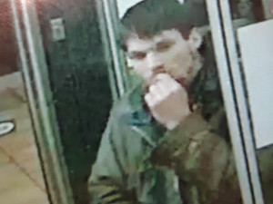 Policie pátrá po muži z kamerových záznamů. Mohl by pomoci s rozluštěním případu