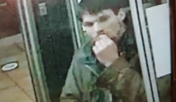 Policie pátrá po muži z kamerových záznamů. Mohl by pomoci s rozluštěním případu.