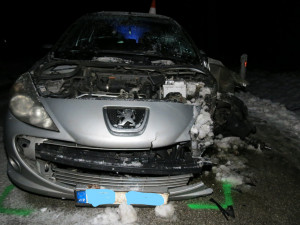 Vážná nehoda u Třeboně. Osobní automobil se střetl s malým neosvětleným motocyklem