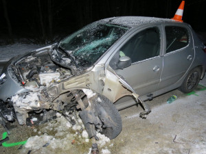Vážná nehoda u Třeboně. Osobní automobil se střetl s malým neosvětleným motocyklem