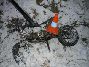 Vážná nehoda u Třeboně. Osobní automobil se střetl s malým neosvětleným motocyklem