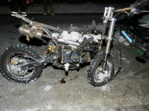 Vážná nehoda u Třeboně. Osobní automobil se střetl s malým neosvětleným motocyklem