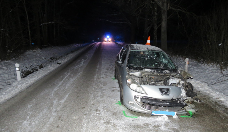 Vážná nehoda u Třeboně. Osobní automobil se střetl s malým neosvětleným motocyklem.