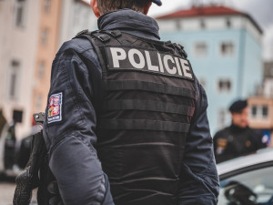 Sundal si roušku a začal plivat v autobuse. Opilý mladík poté napadl jednoho z cestujících