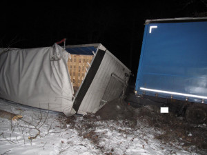 Opilý řidič kamionu havaroval na jihu Čech. Nadýchal skoro dvě promile