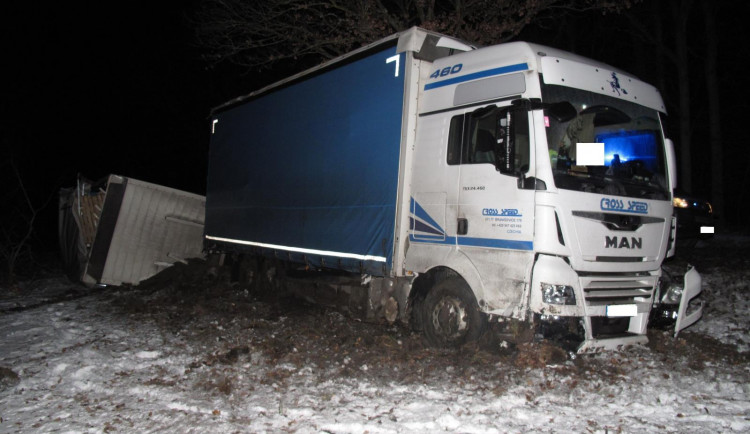 Opilý řidič kamionu havaroval na jihu Čech. Nadýchal skoro dvě promile.