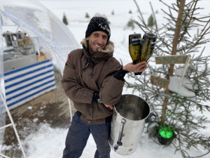 Vicemistr Evropy míchá drinky u zamrzlého Lipna a návštěvníci to oceňují