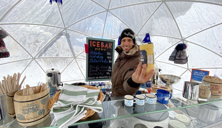 Vicemistr Evropy míchá drinky u zamrzlého Lipna a návštěvníci to oceňují.