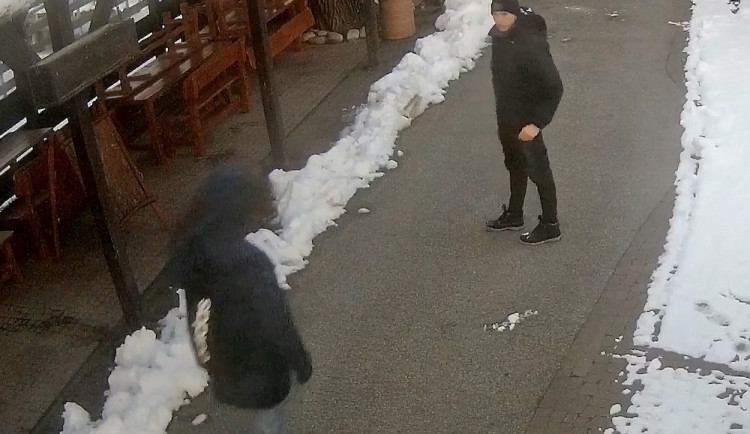 Dva mladíci se vloupali do zoo a chtěli vykrást pokladnu. Nic v ní ale nenašli