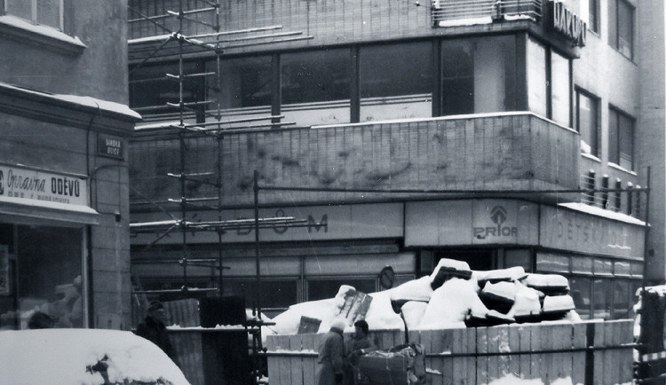 Uzavřený Dětský dům v objektu Broukárny v zimě 1984.