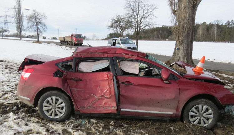 Opilý muž naboural do telefonního sloupu a do stromu. Nadýchal přes dvě promile