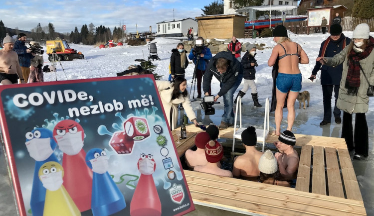 Covide nezlob mě: v únoru se na Lipensko chystá rekordní počet otužilců