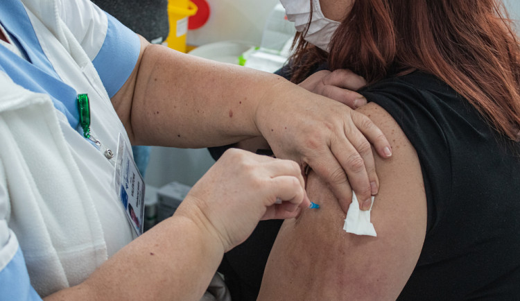 Registrační systém k očkování se od února nebude otevírat pro lidi pod 80 let