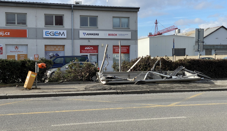 Řidič renaultu zdemoloval autobusovou zastávku. Při nehodě utrpěl jen lehká zranění