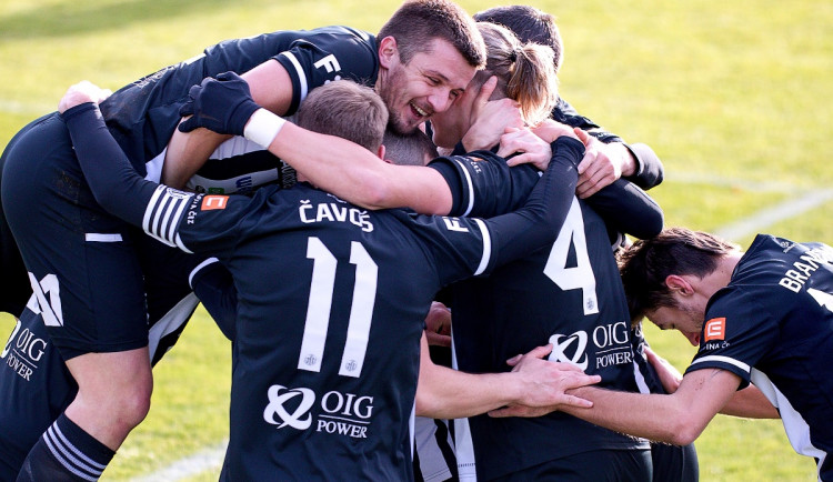 Fotbalisté Dynama slaví úvodní branku do sítě Teplic s jejím autorem Maksymem Talovierovem.