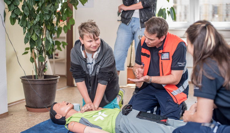 První pomoc může člověku zachránit život. Umíte ji však správně poskytnout?