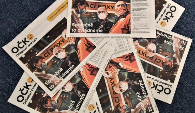 Do schránek míří noviny s informacemi o očkování. Kraj je chce dostat do všech domácností.