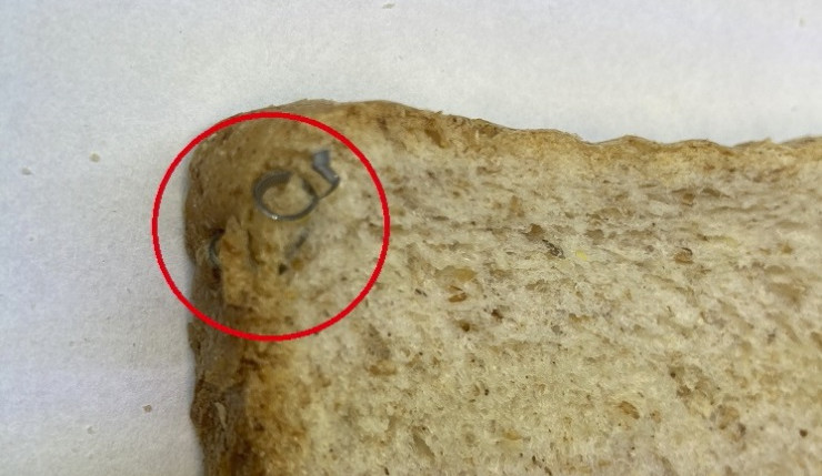 FOTO: Inspektoři našli v toustovém chlebu z Polska kovové střepiny