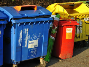 Nesešlápnuté obaly i odpad, který do nádob nepatří. Za přeplněné kontejnery leckdy může nezodpovědný přístup