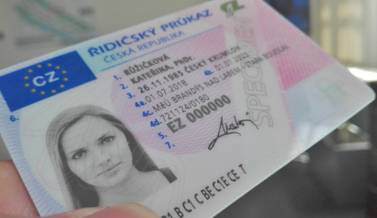 Žádat o nový řidičák půjde i elektronicky. Materiál dostane v pondělí vláda