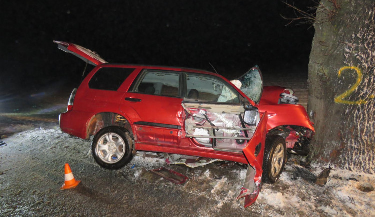 Tragická nehoda na Krumlovsku. Řidič Subaru nepřežil náraz do stromu