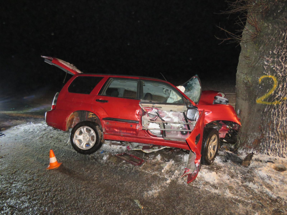 Tragická nehoda na Krumlovsku. Řidič Subaru nepřežil náraz