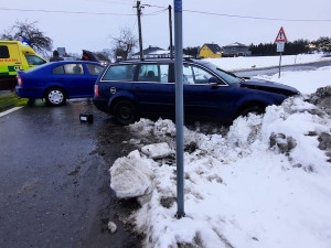 VIDEO: Zraněného řidiče museli z auta vyprostit hasiči