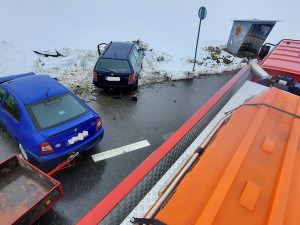 VIDEO: Zraněného řidiče museli z auta vyprostit hasiči