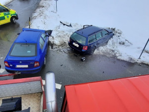 VIDEO: Zraněného řidiče museli z auta vyprostit hasiči