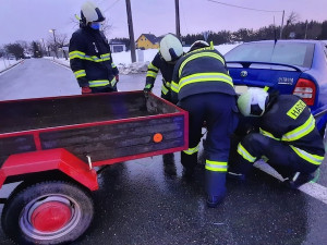 VIDEO: Zraněného řidiče museli z auta vyprostit hasiči