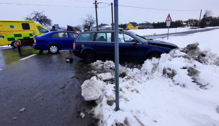 VIDEO: Zraněného řidiče museli z auta vyprostit hasiči